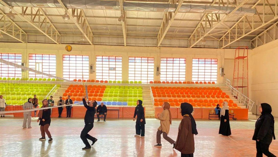 Yarıyıl YKS Kampı'nda Öğrencilerimiz ve Milli Eğitim Müdürümüz Voleybol Maçı Yaptı 