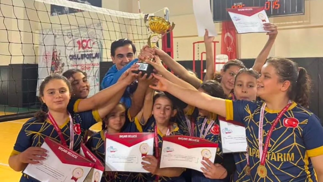  Parapara İlk/Ortaokulu Voleybolda Çifte Şampiyonluk! 